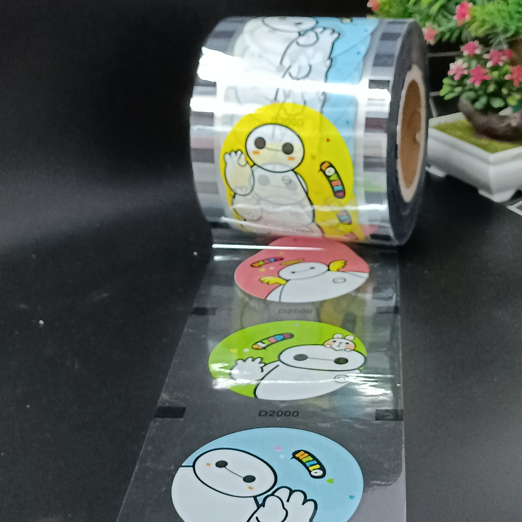 Cuộn màng ép ly nhựa, màng ép dập nắp cốc, cuộn màng ép ly trà sữa 2400 cốc/cuộn, mẫu gấu robot D2000
