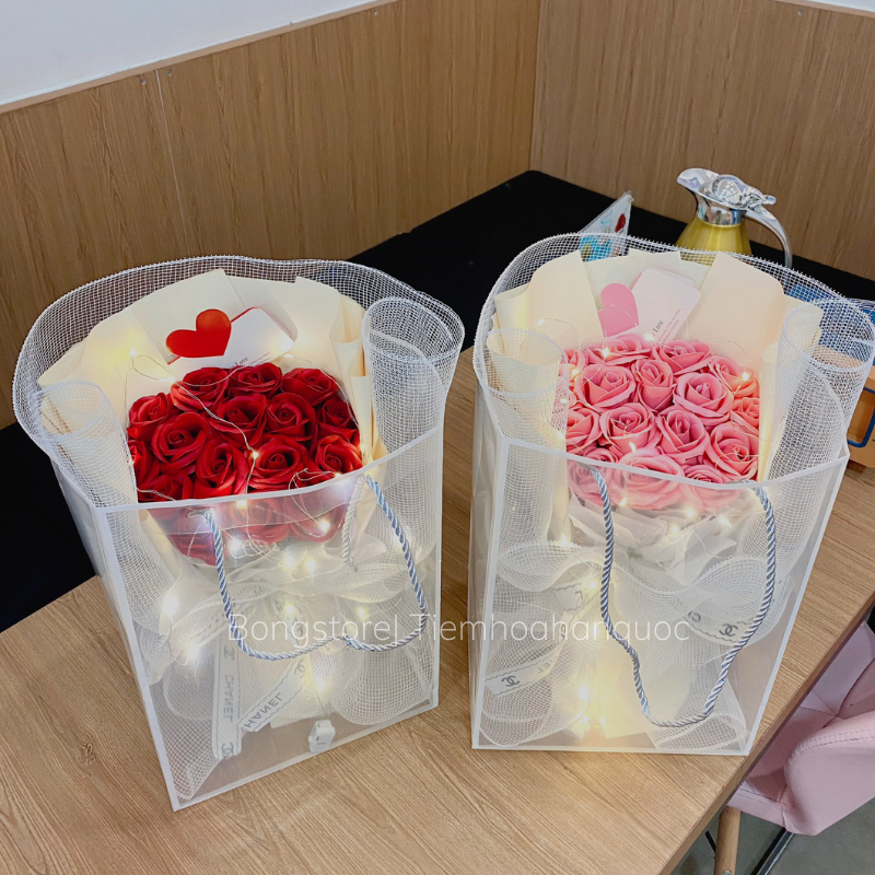 Bó hoa hồng sáp kèm túi thiệp đèn làm quà tặng sinh nhật