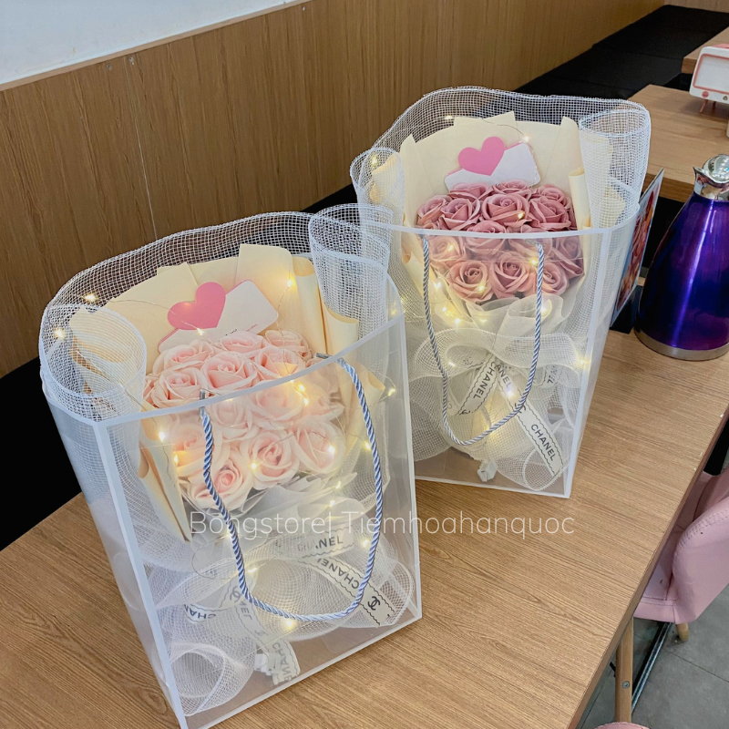 Bó hoa hồng sáp kèm túi thiệp đèn làm quà tặng sinh nhật