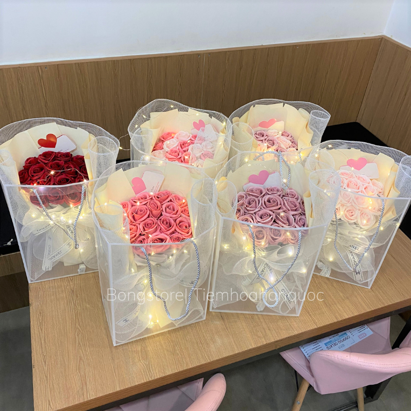 Bó hoa hồng sáp kèm túi thiệp đèn làm quà tặng sinh nhật