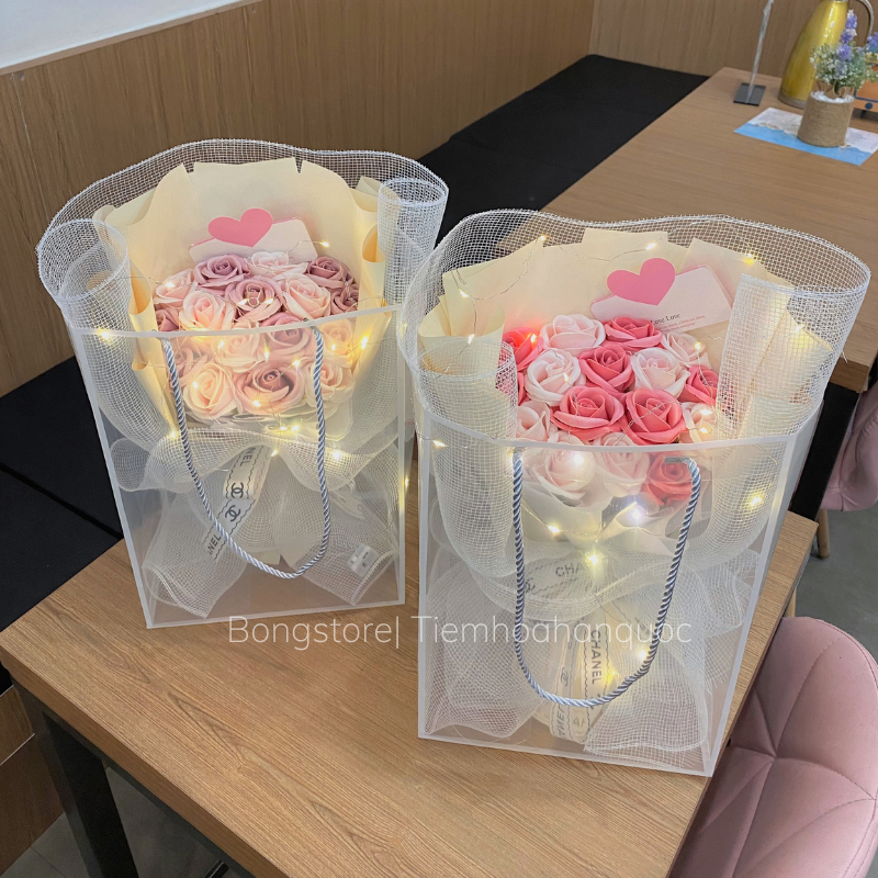 Bó hoa hồng sáp kèm túi thiệp đèn làm quà tặng sinh nhật