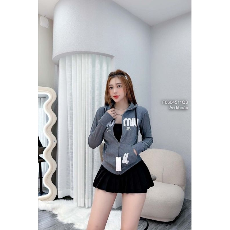 Áo khoác thun gân có nón ngực thêu chữ miumiu đắp túi trước dây kéo khóa tay dài!