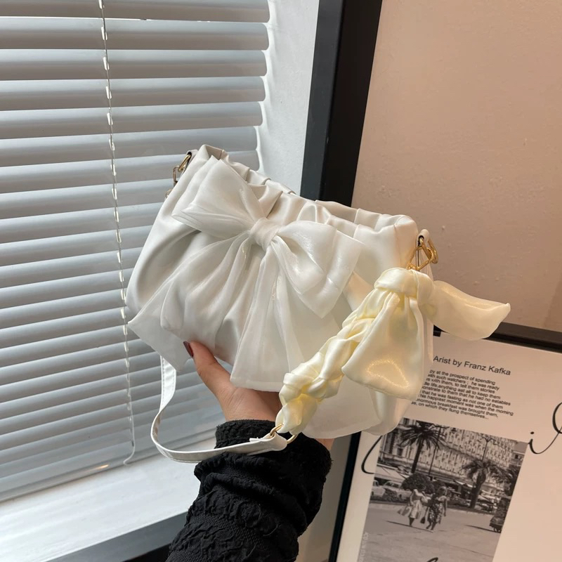 Túi đeo chéo đính nơ khoá cúc bấm Butterfly