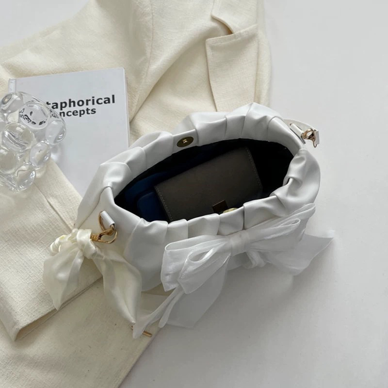 Túi đeo chéo đính nơ khoá cúc bấm Butterfly