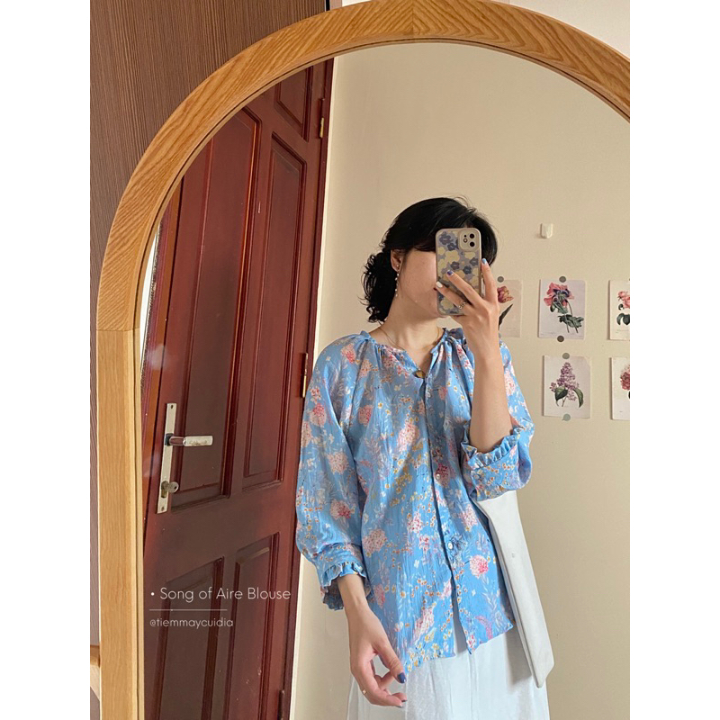 Áo blouse đũi tằm hoa cỏ nền xanh da trời dáng rộng vải mát ít nhăn (ảnh thật tự chụp)