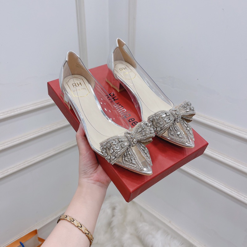 giày búp bê nơ đá, gót bạc cao 2cm chất mica mền. lên chân xinh lắm lun ạ. hàng cao cấp fullbox