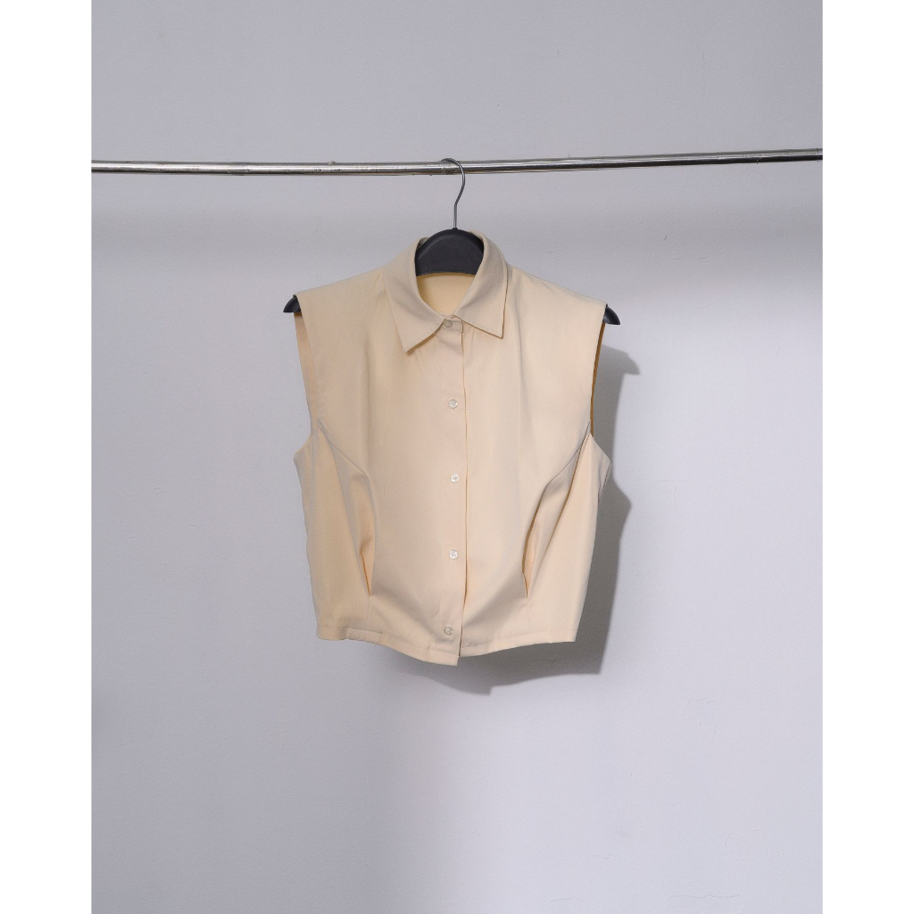 Áo Sơ Mi Crop Khoét Tay Cá Tính Nhà ONMIX - Linda Shirt - Vải Thô Hàn Nhập Khẩu - Màu Beige