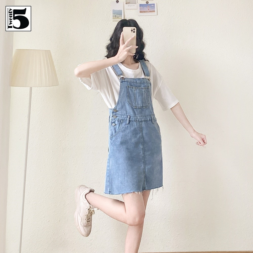 Chân váy yếm jeans dáng ngắn cúc cài hông gấu cắt tua rua Twentyfive 4541
