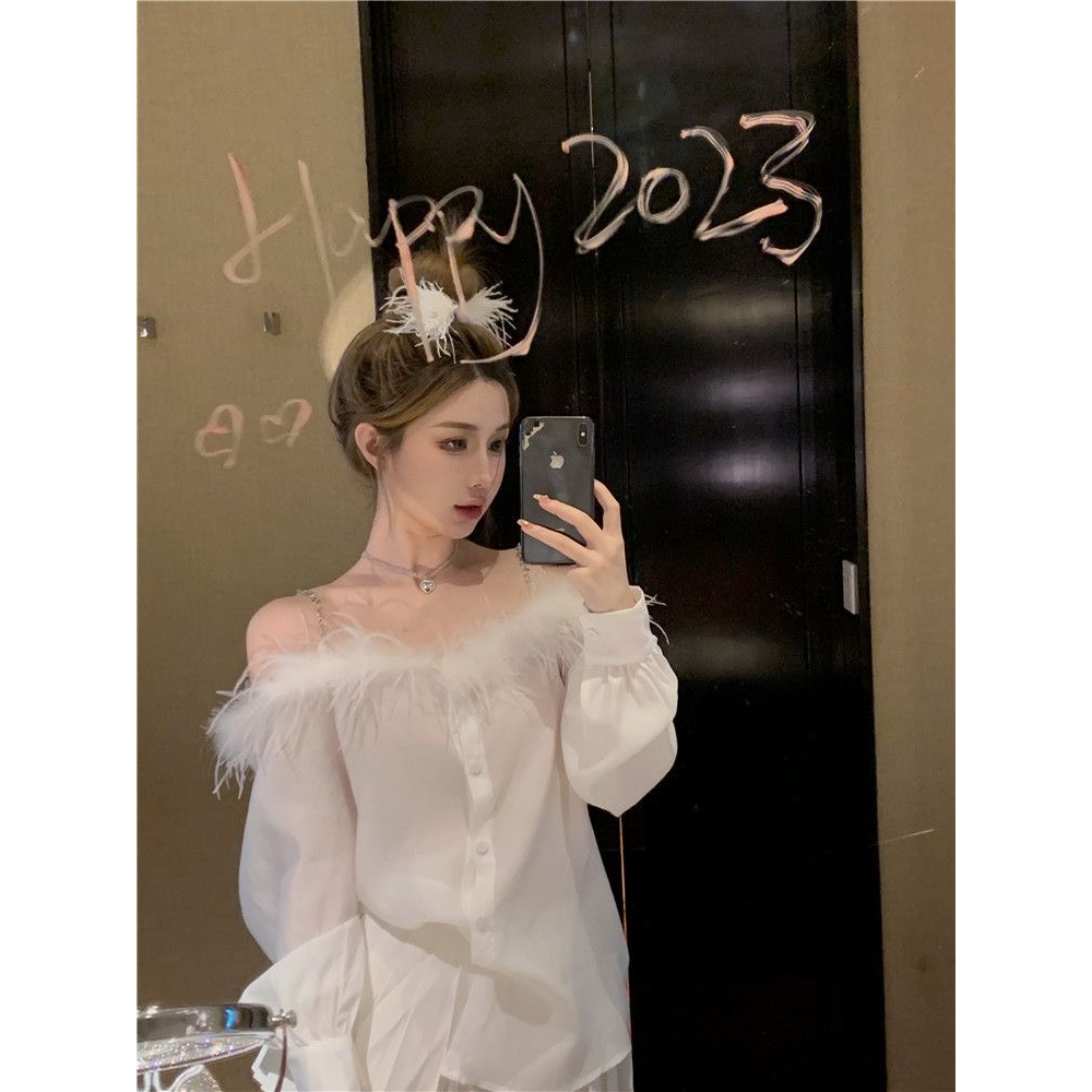 Áo Sơ Mi Nữ Hở Vai Phối Lông Vũ Sang Chảnh