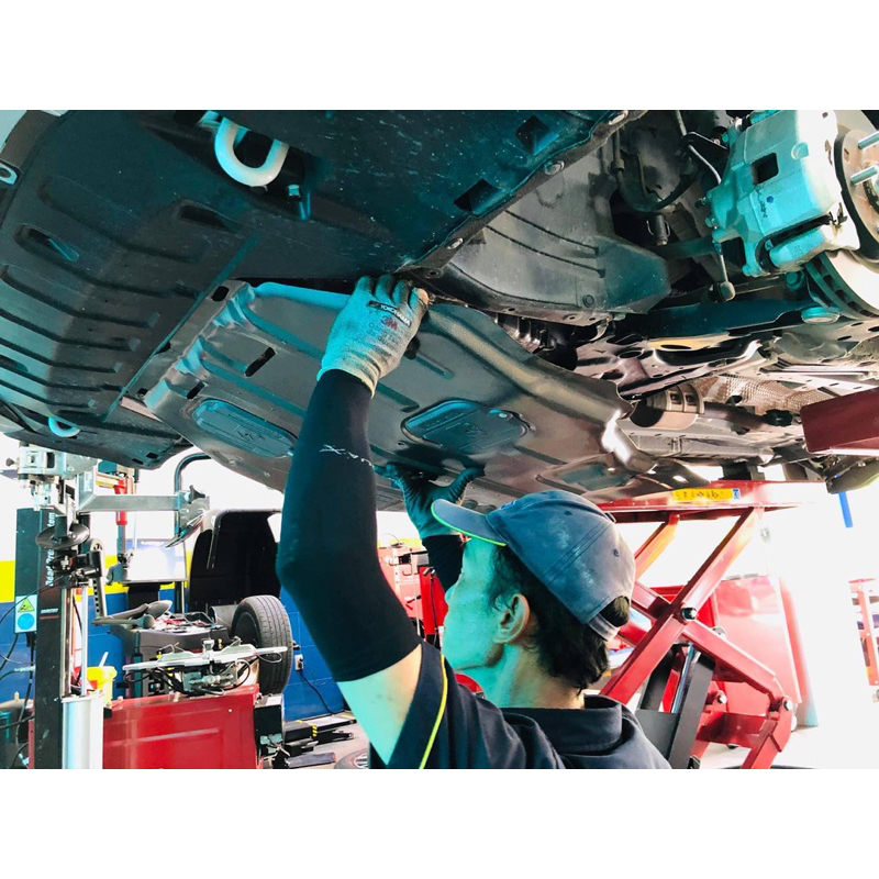 Tấm chắn gầm bảo vệ khoang máy động cơ Mitsubishi Outlander 2015-2023