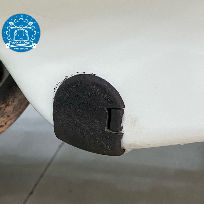 Nút bịt gầm Vespa