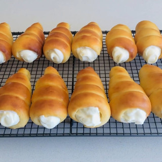 Đui bánh ốc quế (bánh xoắn ốc croissant)