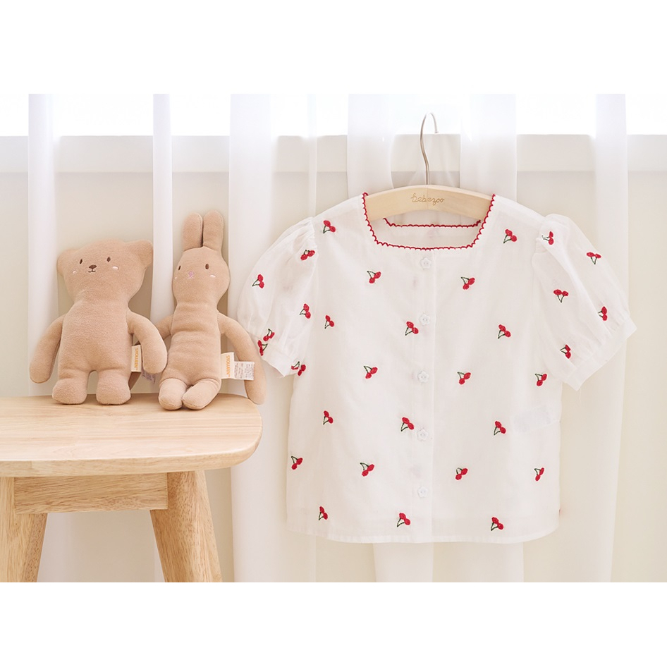 Áo sơ mi cộc tay Bebezoo thêu cherry nền trắng cho bé gái BEC2BL101