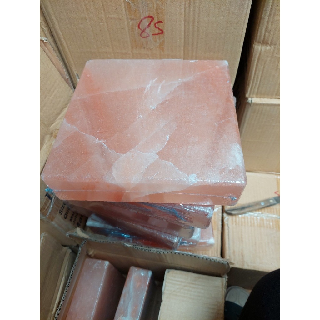 1 Viên đá muối himalaya, kt 20cm*20cm*5cm, nặng 4,5kg loại bị nứt hoặc bể cạnh,  phù hợp về ngâm chân tay hoặc chườm nón