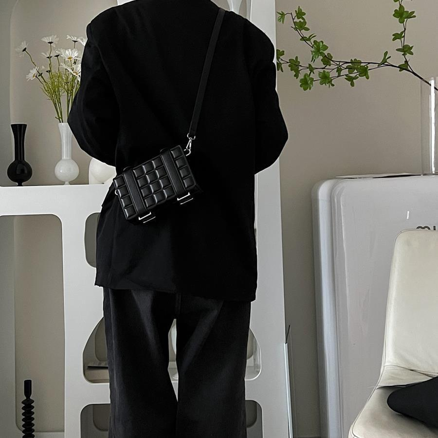 Túi hộp đen cá tính kèm dây đeo chéo, nam nữ mang đều hợp