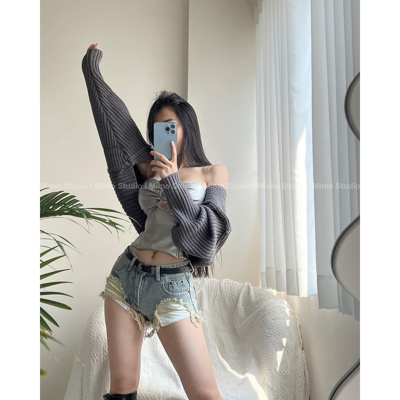 Áo cúp ngực màu bạc chất da pu- Short jean rách lưng thấp