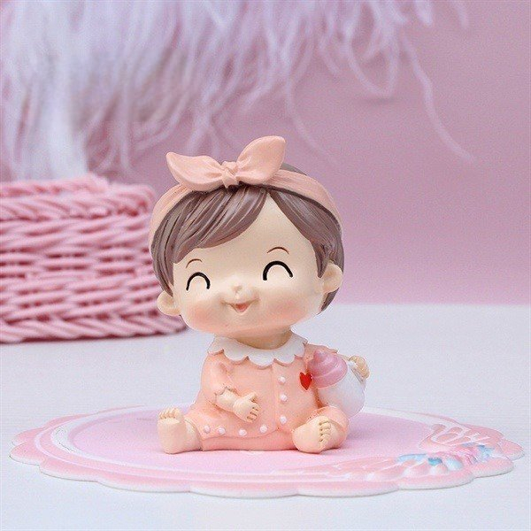 Bé gái bờm hồng cầm bình sữa