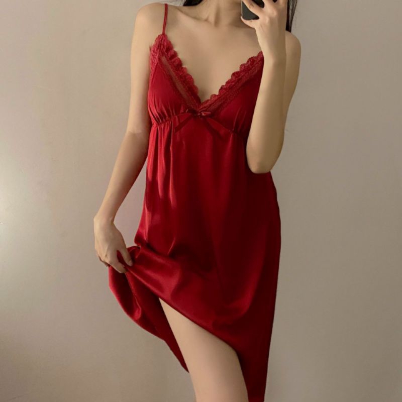 Váy ngủ hai dây thiết kế tinh tế sang trọng đơn giản - chất liệu lụa phối ren cao cấp, êm mịn giúp làn da được nâng niu.