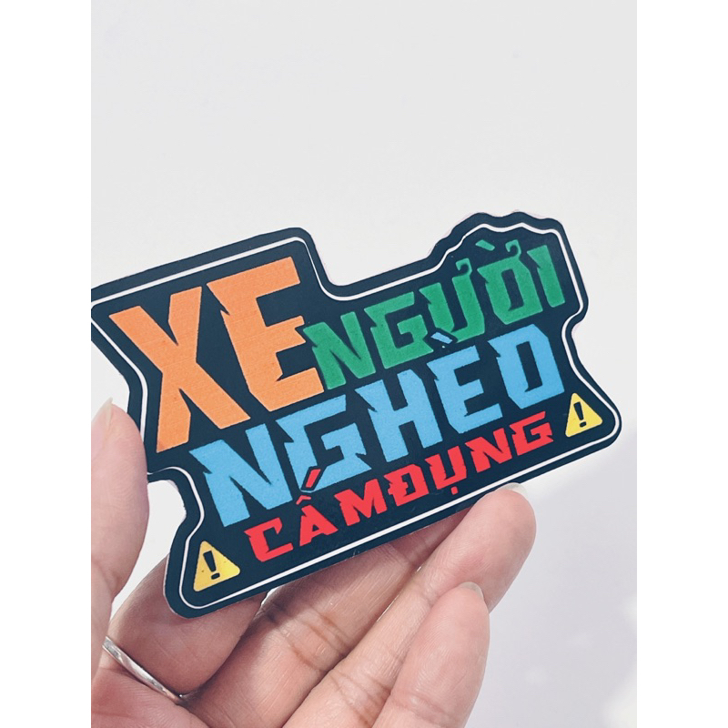 Tem dán chữ Xe người nghèo cấm đụng❌🚫 giao màu ngẫu nhiên, có sẵn keo dán phía sau