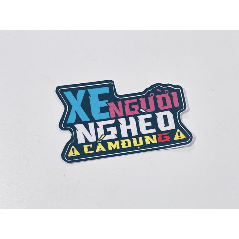 Tem dán chữ Xe người nghèo cấm đụng❌🚫 giao màu ngẫu nhiên, có sẵn keo dán phía sau