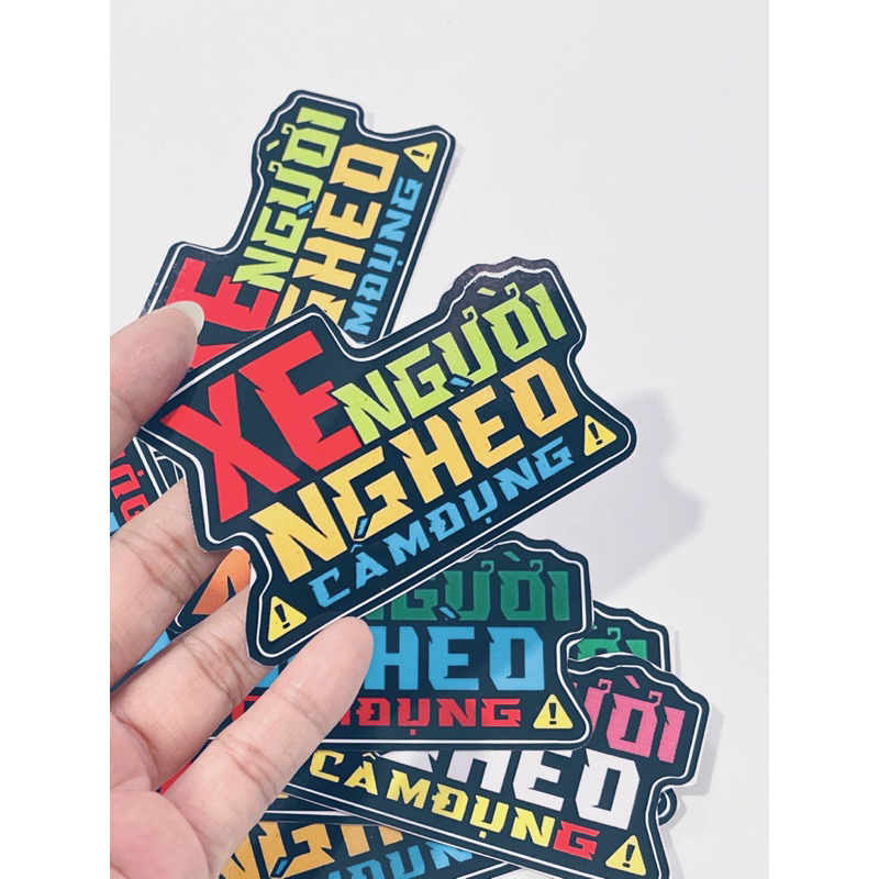 Tem dán chữ Xe người nghèo cấm đụng❌🚫 giao màu ngẫu nhiên, có sẵn keo dán phía sau