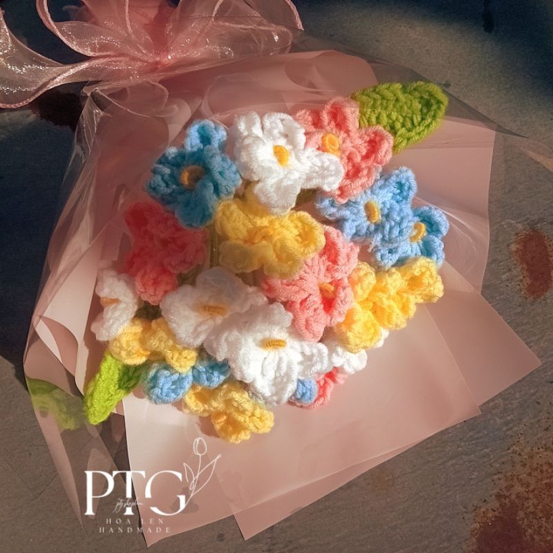 Bó hoa lưu ly dễ thương thường dùng làm quà tặng, trang trí có gói sẵn bằng len