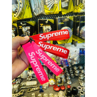 Móc khoá Supreme có hai màu tuyệt đẹp cho ae chọn lựa
