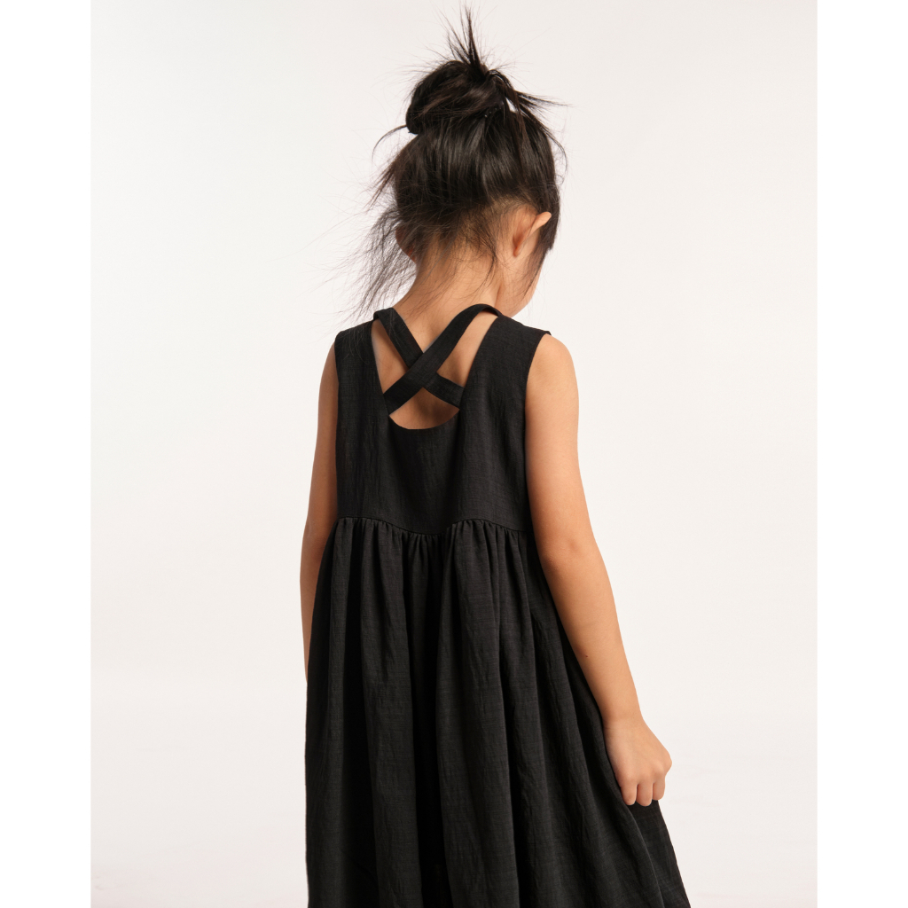 Đầm bé gái không tay màu đen chất liệu vải lụa xước - Kid Principles - BLACK SLEEVELESS DRESS