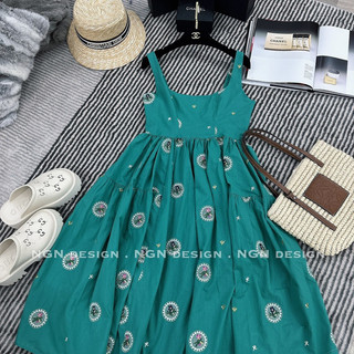 Đầm maxi thêu hoa sát nách cực xinh mặc đi biển mùa hè