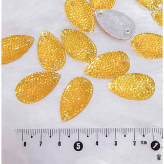 Hạt đá acrylic hoa văn nổi vàng giọt nước trang trí áo size 2.8cm