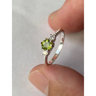 Nhẫn bạc đá Peridot thiên nhiên.