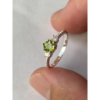 Nhẫn bạc đá Peridot thiên nhiên.