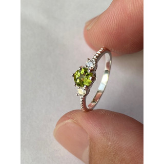 Nhẫn bạc đá Peridot thiên nhiên.