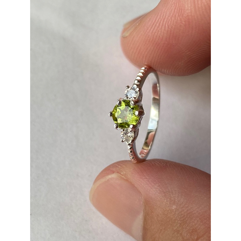 Nhẫn bạc đá Peridot thiên nhiên.