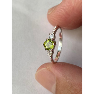 Nhẫn bạc đá Peridot thiên nhiên.