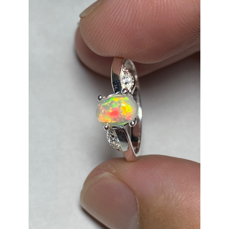 Nhẫn bạc đá Opal thiên nhiên.