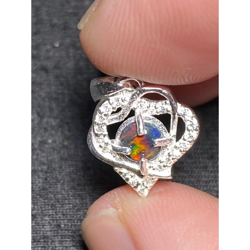Mặt dây chuyền đá Opal thiên nhiên.