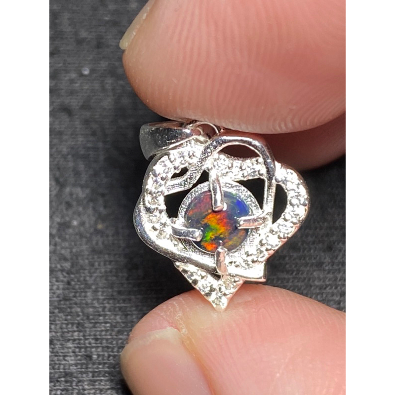 Mặt dây chuyền đá Opal thiên nhiên.