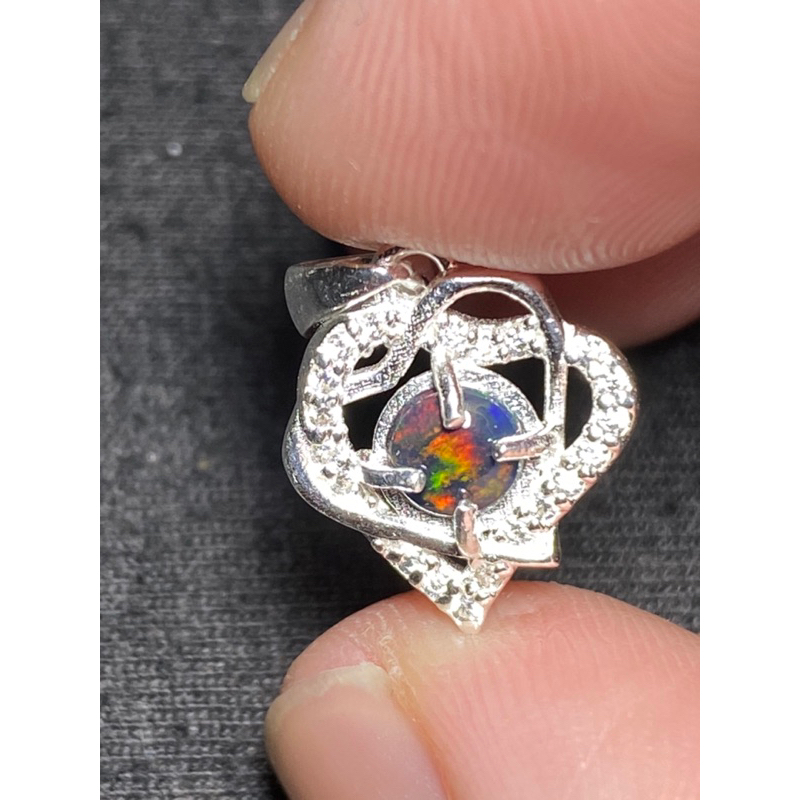 Mặt dây chuyền đá Opal thiên nhiên.