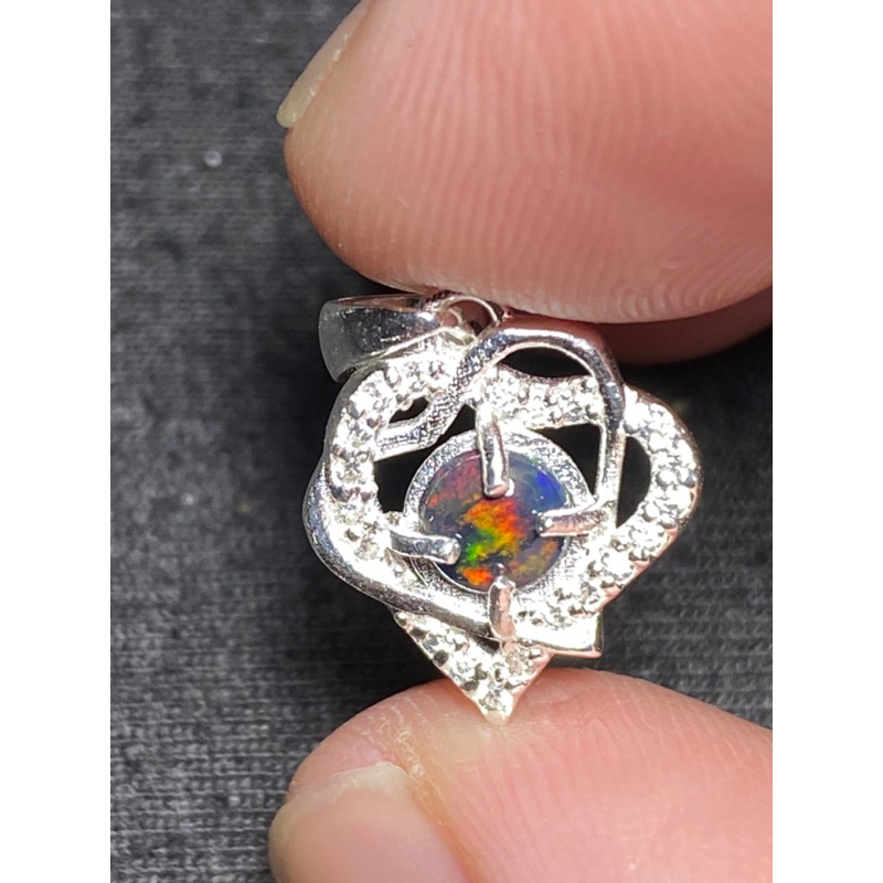 Mặt dây chuyền đá Opal thiên nhiên.