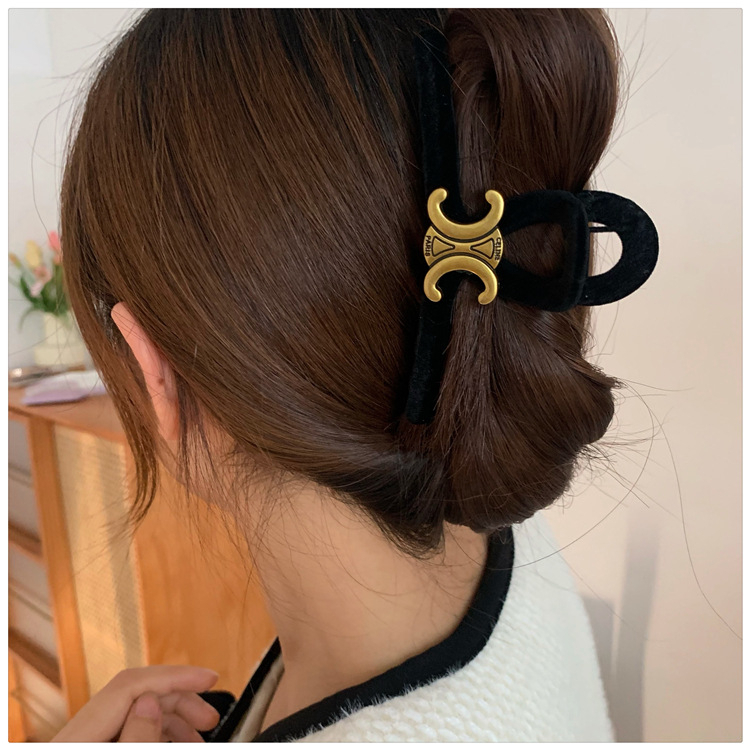 Kẹp tóc Chữ Lớn màu Đen chất liệu Nhung Thời Trang 2023 Cho Nữ