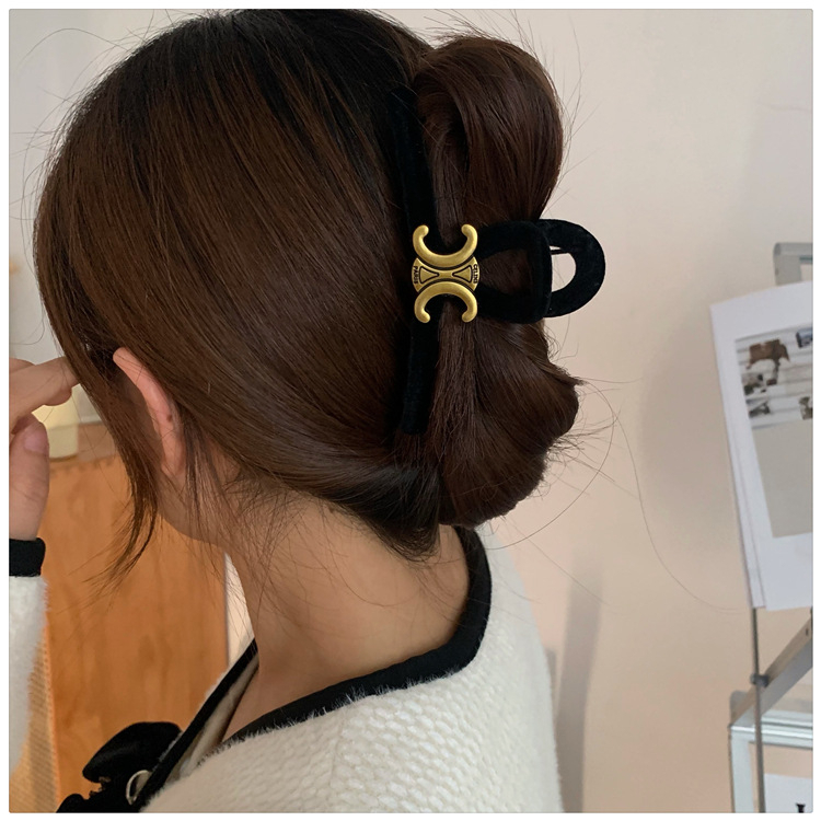 Kẹp tóc Chữ Lớn màu Đen chất liệu Nhung Thời Trang 2023 Cho Nữ