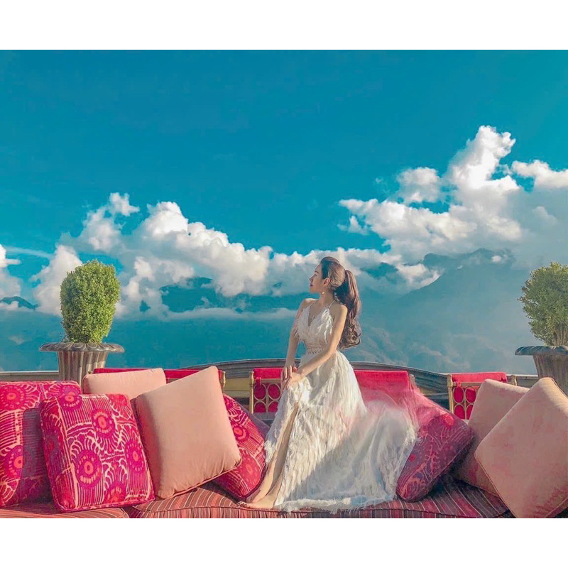 Đầm maxi 2 dây lông yếm phối ren eo. Đầm hai dây hở lưng xẻ đùi sexy. Đầm trắng phối ren sang trọng