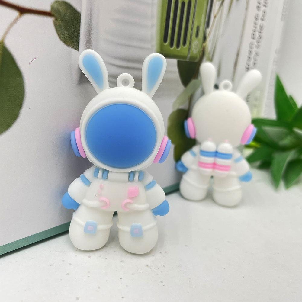 Móc khóa phi hành gia tai thỏ dây pop pit.