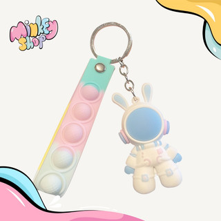 Móc khóa phi hành gia tai thỏ dây pop pit.