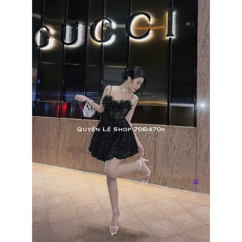Đầm xoè hoa hồng hai dây phối lông vũ dự tiệc