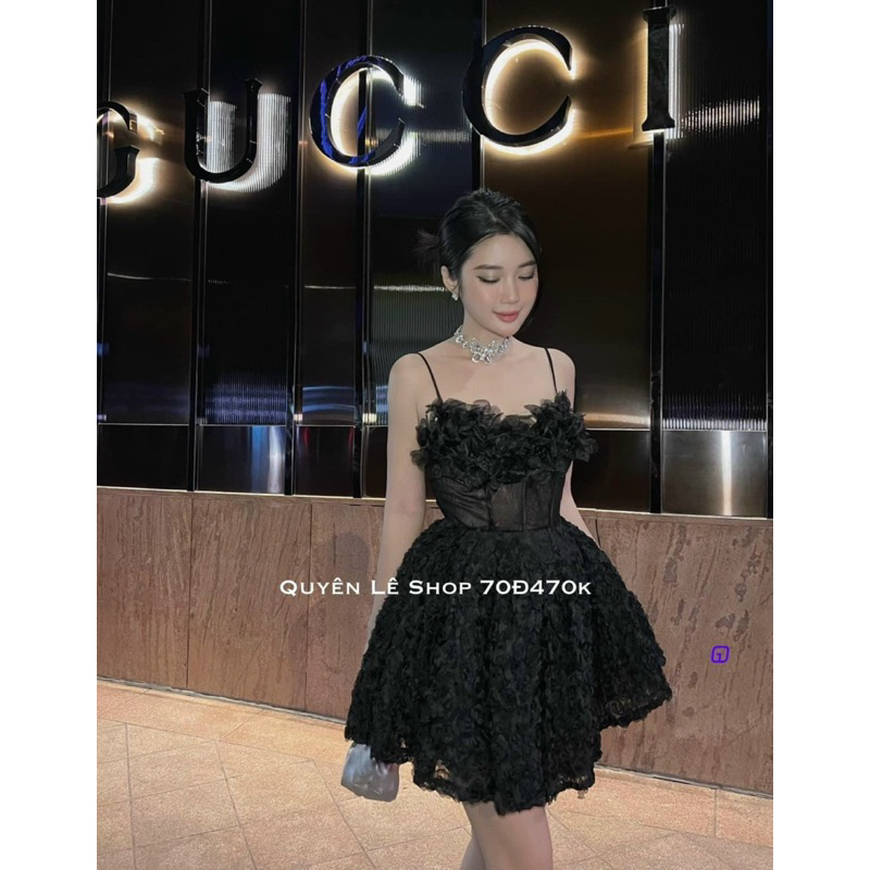 Đầm xoè hoa hồng hai dây phối lông vũ dự tiệc