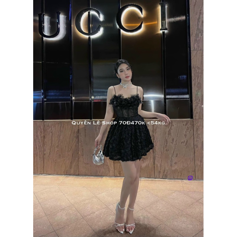 Đầm xoè hoa hồng hai dây phối lông vũ dự tiệc