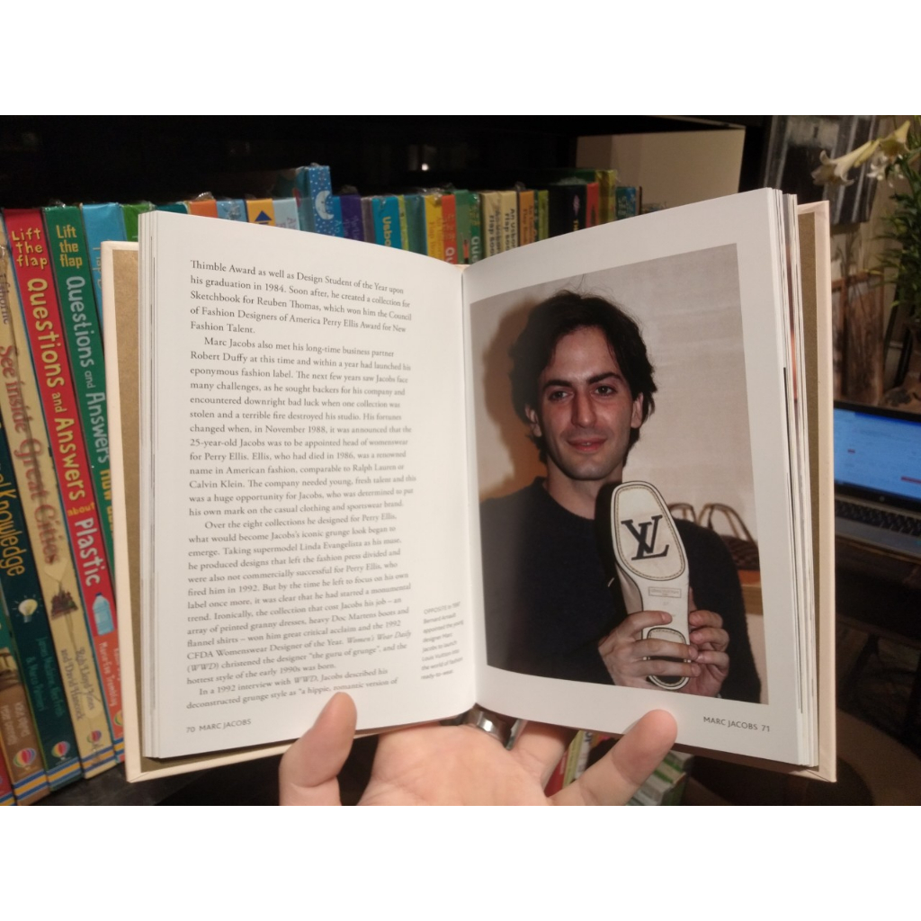 Sách - Little Book of Louis Vuitton: The Story of the Iconic Fashion House