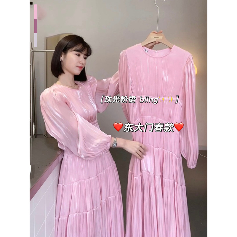 Đầm hồng, váy hồng dáng dài xòe xếp tầng, tay dài bồng bềnh, chất vải tơ óng ngọt ngào